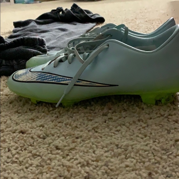 Nike soccer cleats - Picture 2 of 2